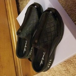 Black easy Spirit slide on women's shoes
